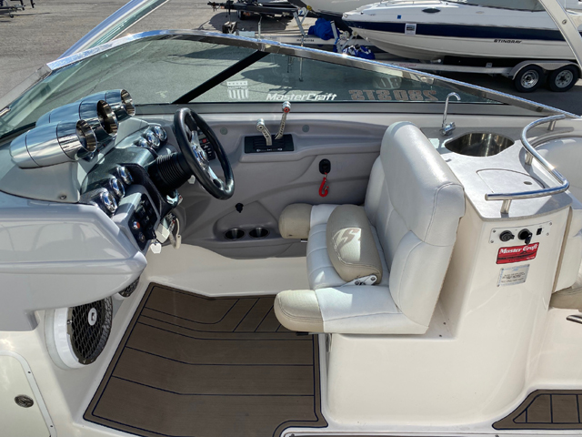 2004 28 MasterCraft X80 STS BR sf cockpit (19) - Executive Boat And Yacht