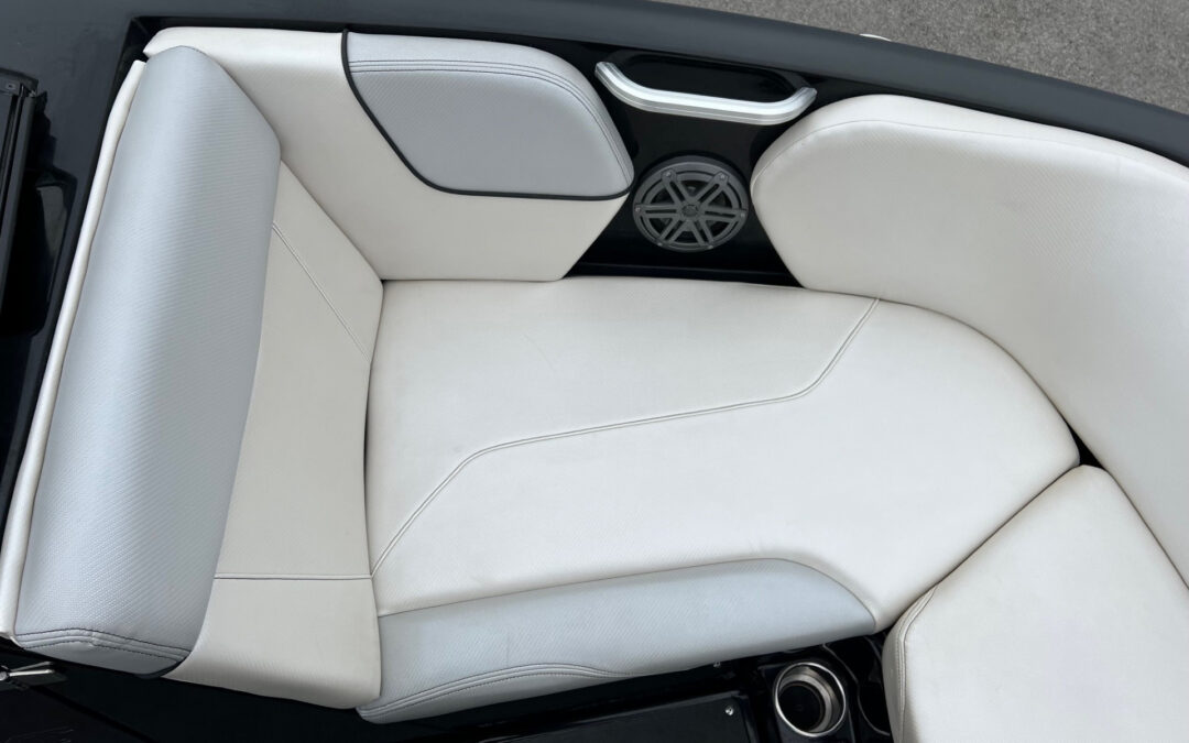2016 22 MasterCraft NXT22 BR Invert cockpit (3) - Executive Boat And Yacht