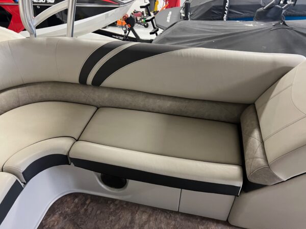 2019 25' Crest "Classic 250" Triple Toon Upper Sun Deck Hardtop - Image 31