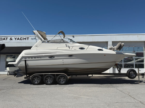 2000 27' Regal "Commodore 2760"