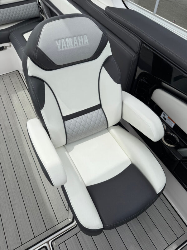 2021 27' Yamaha "275 SD" - Image 19