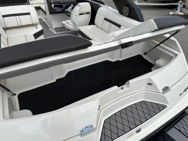 2017 23' Sea Ray "SLX-W 230" Surf - Image 37
