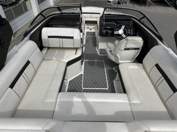 2017 23' Sea Ray "SLX-W 230" Surf - Image 17
