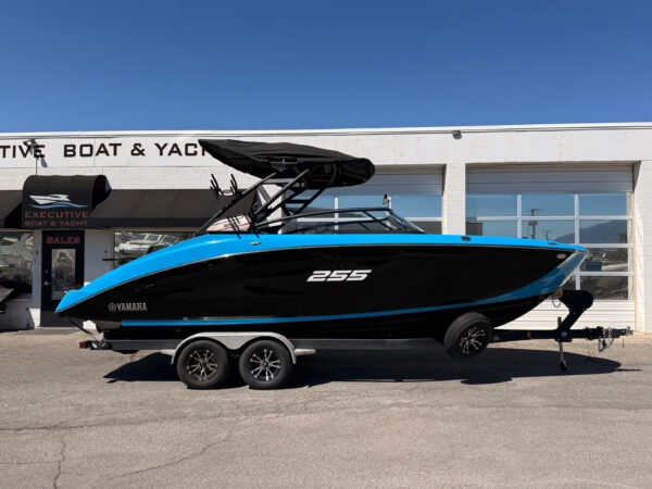 2023 25' Yamaha Wake Series "255 XD"