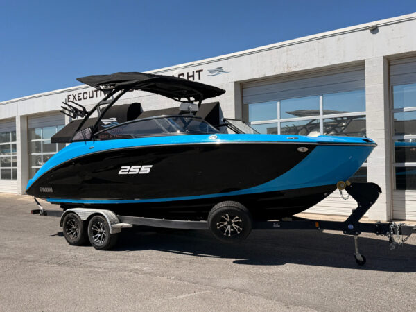 2023 25' Yamaha Wake Series "255 XD" - Image 2