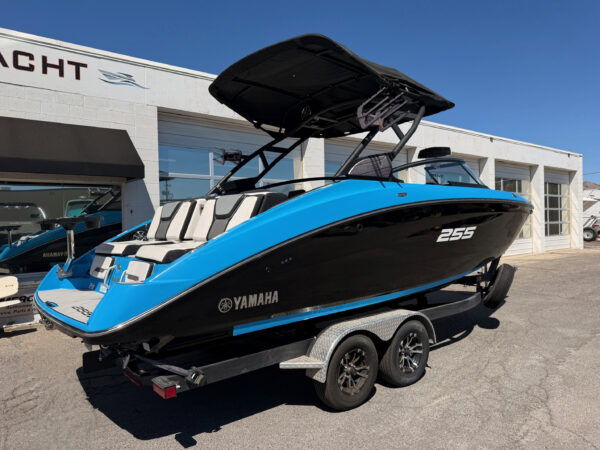 2023 25' Yamaha Wake Series "255 XD" - Image 3
