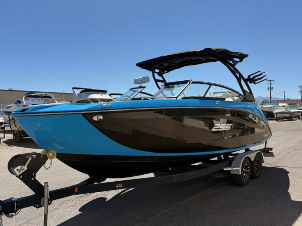 2023 25' Yamaha Wake Series "255 XD" - Image 4