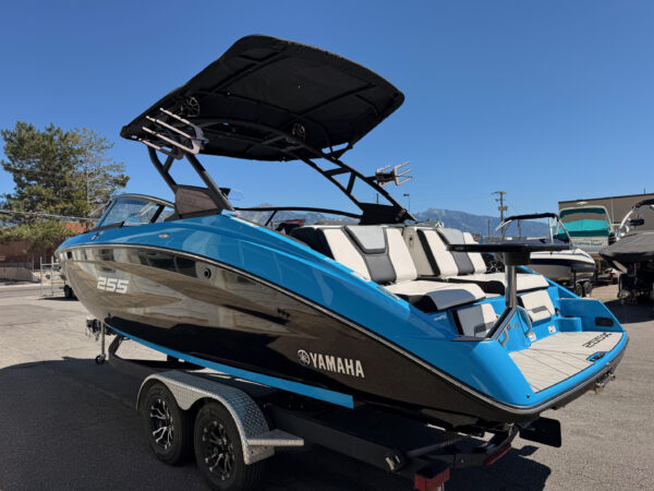 2023 25' Yamaha Wake Series "255 XD" - Image 5