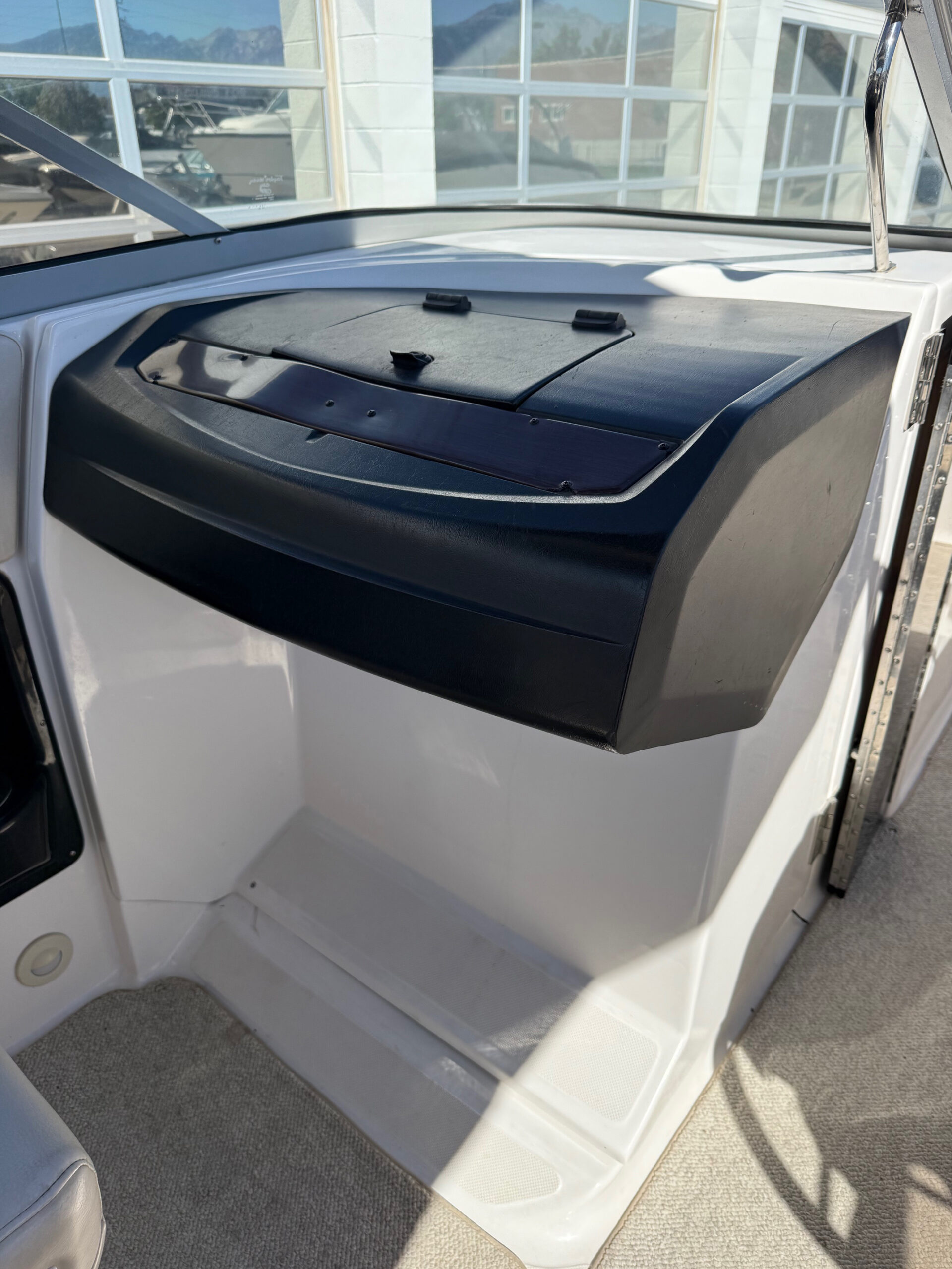 2008 27' Regal "2700 Bowrider" - Image 11