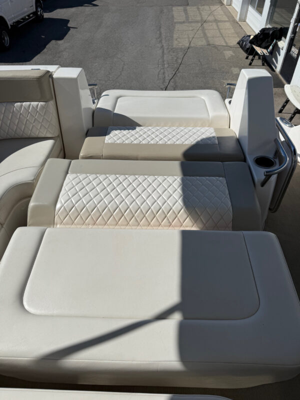 2016 33' Chaparral "Signature 330" Cruiser - Image 18