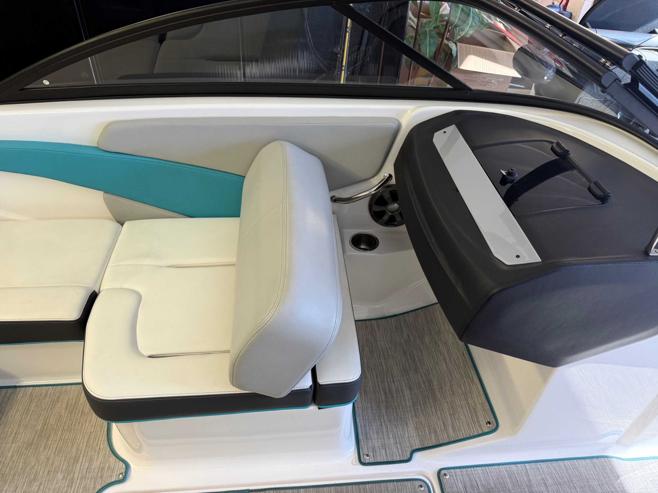 2019 19 Regal "ESX" Bowrider - Image 14