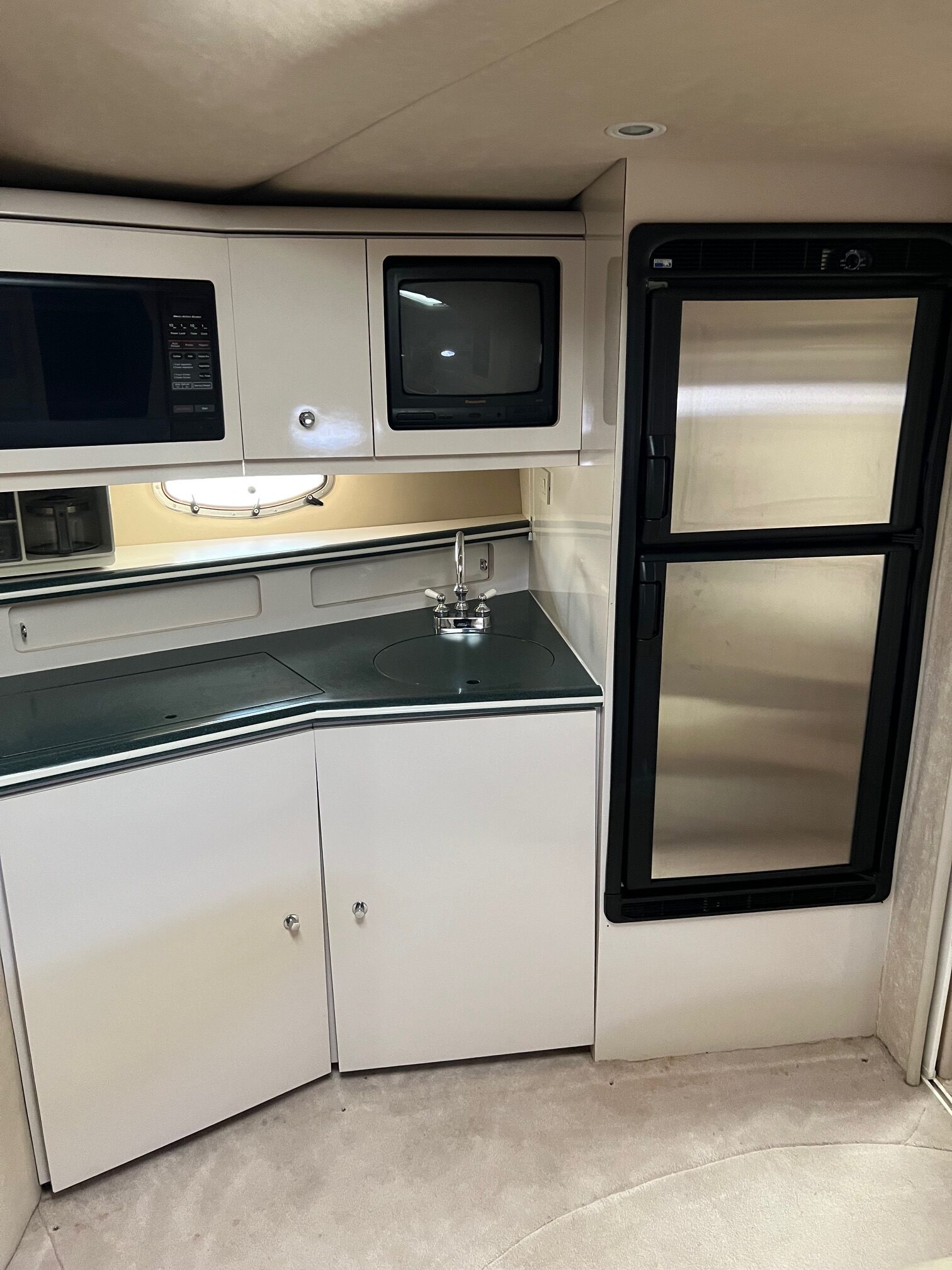 1995 40' Regal "Commodore 402" Yacht - Image 34