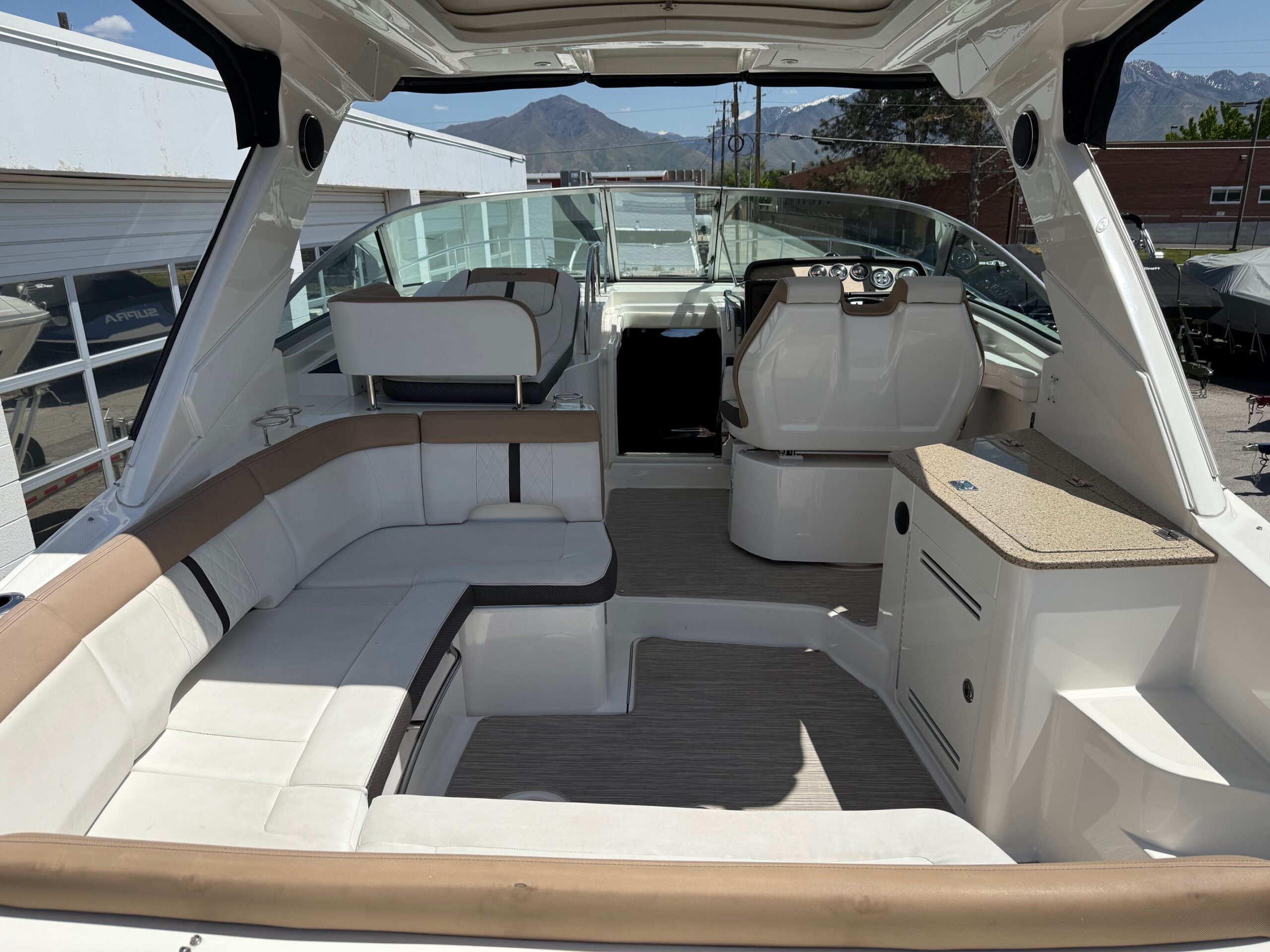 2018 35' Sea Ray "Sundancer 350 Axius" Yacht - Image 28