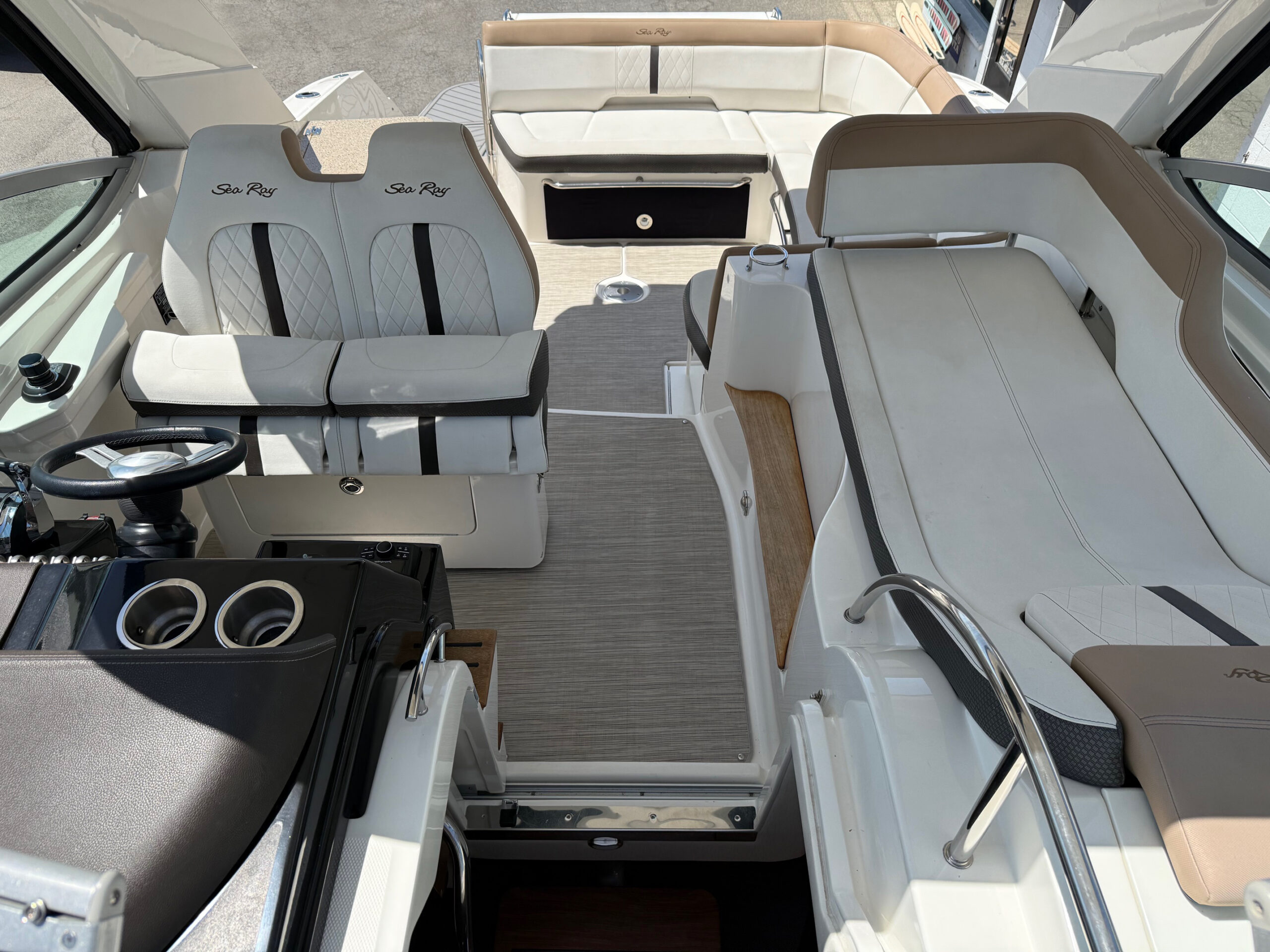 2018 35' Sea Ray "Sundancer 350 Axius" Yacht - Image 15