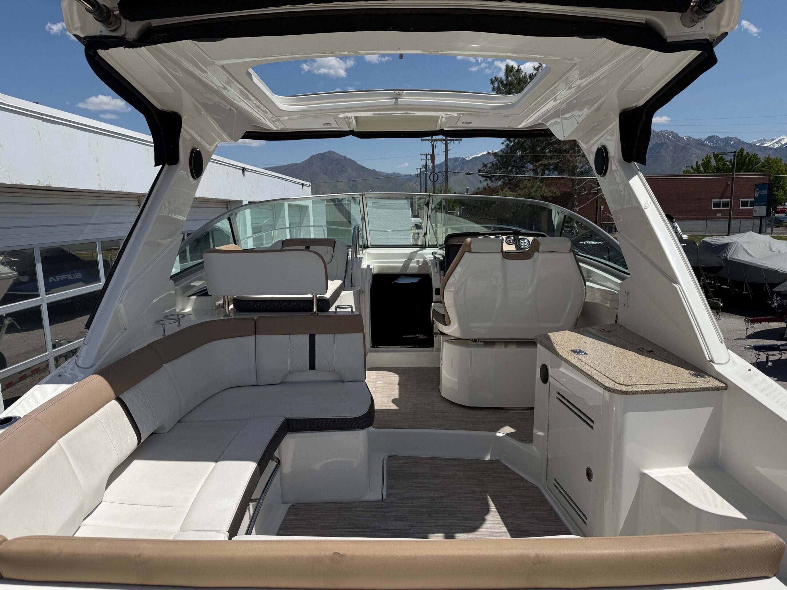 2018 35' Sea Ray "Sundancer 350 Axius" Yacht - Image 18