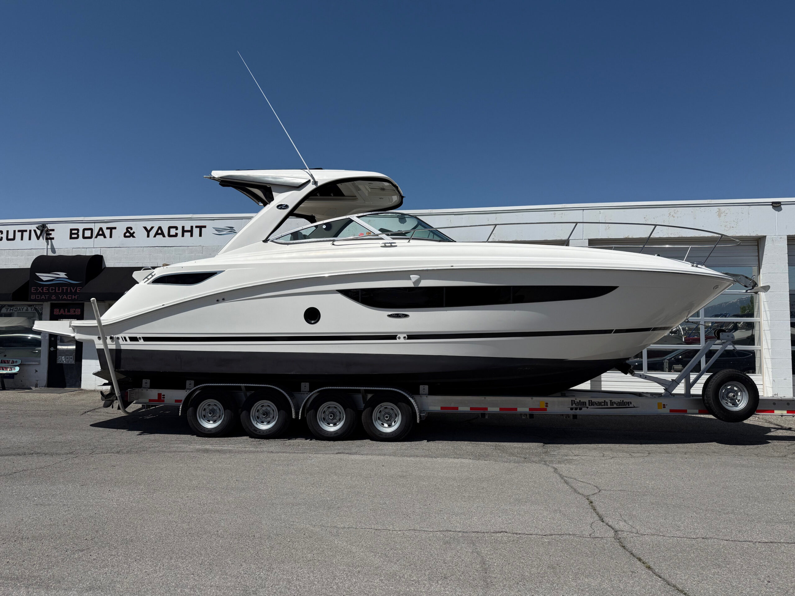 2018 35' Sea Ray "Sundancer 350 Axius" Yacht - Image 2