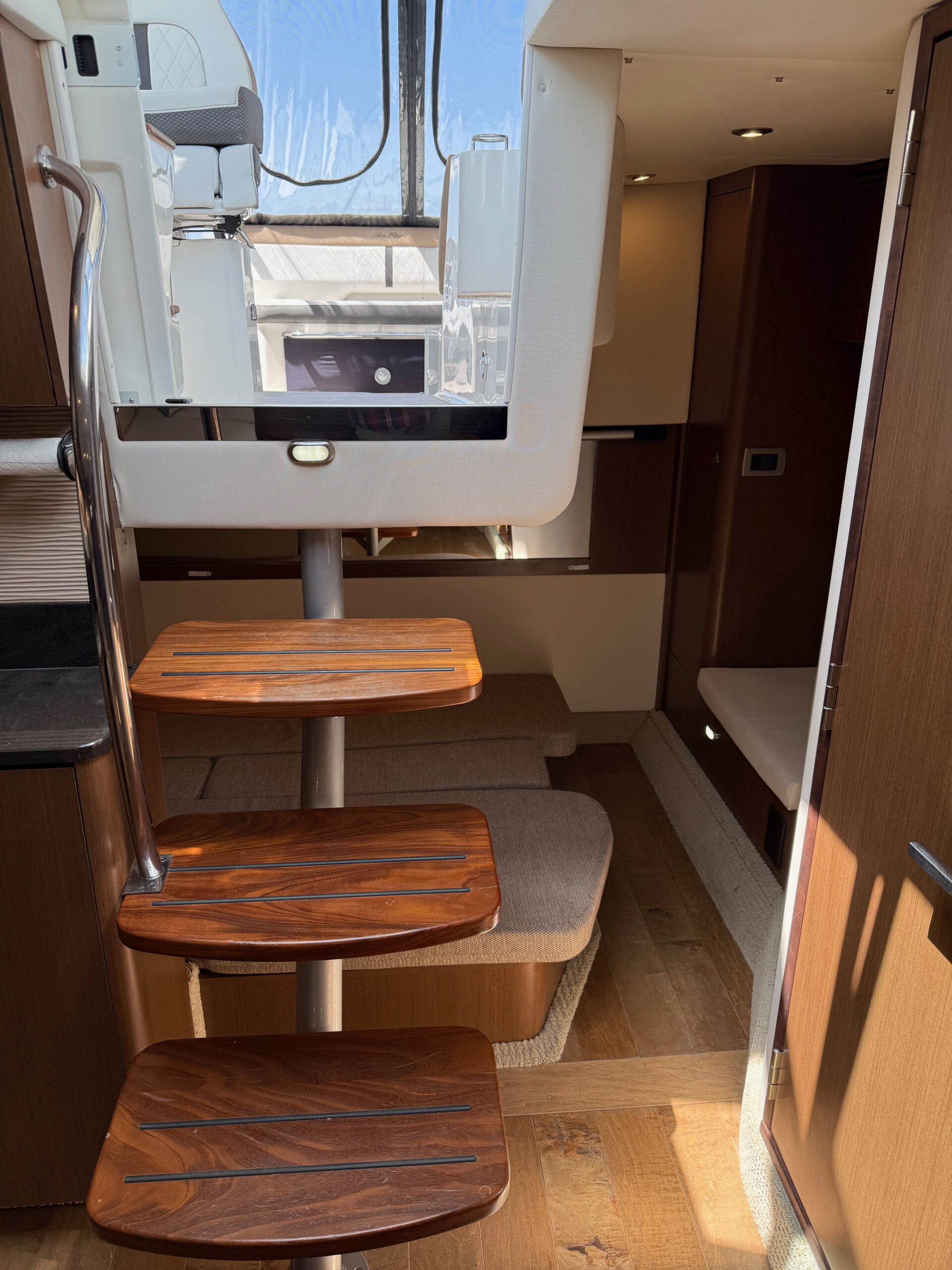2018 35' Sea Ray "Sundancer 350 Axius" Yacht - Image 44