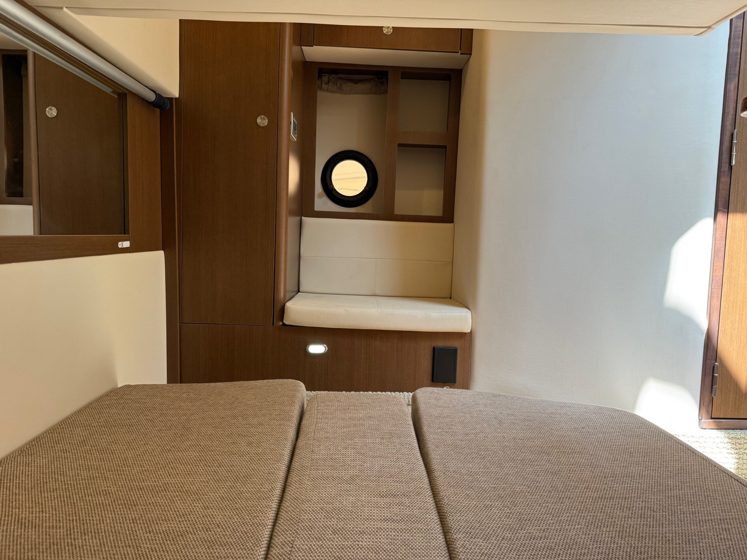 2018 35' Sea Ray "Sundancer 350 Axius" Yacht - Image 63