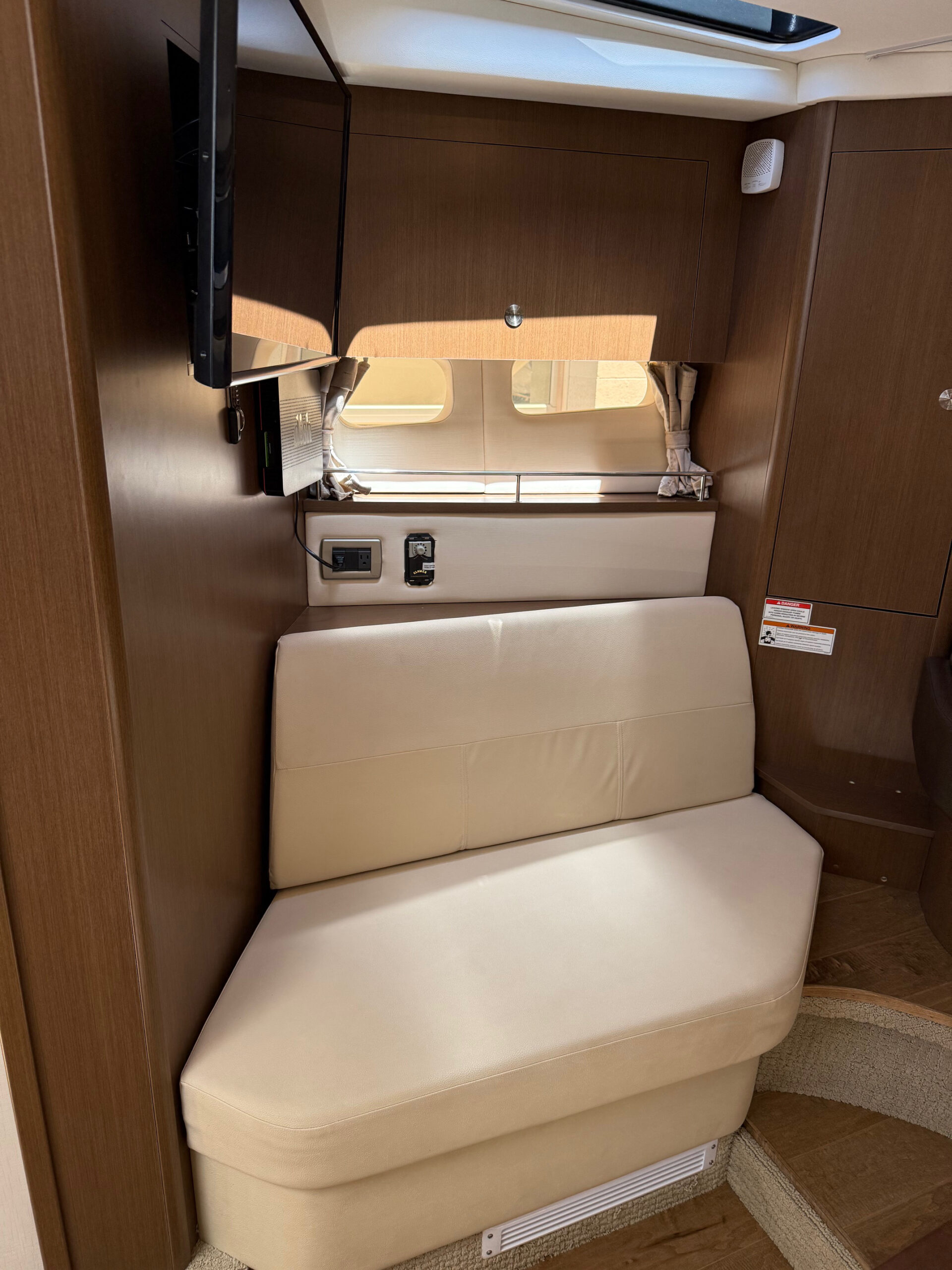 2018 35' Sea Ray "Sundancer 350 Axius" Yacht - Image 48