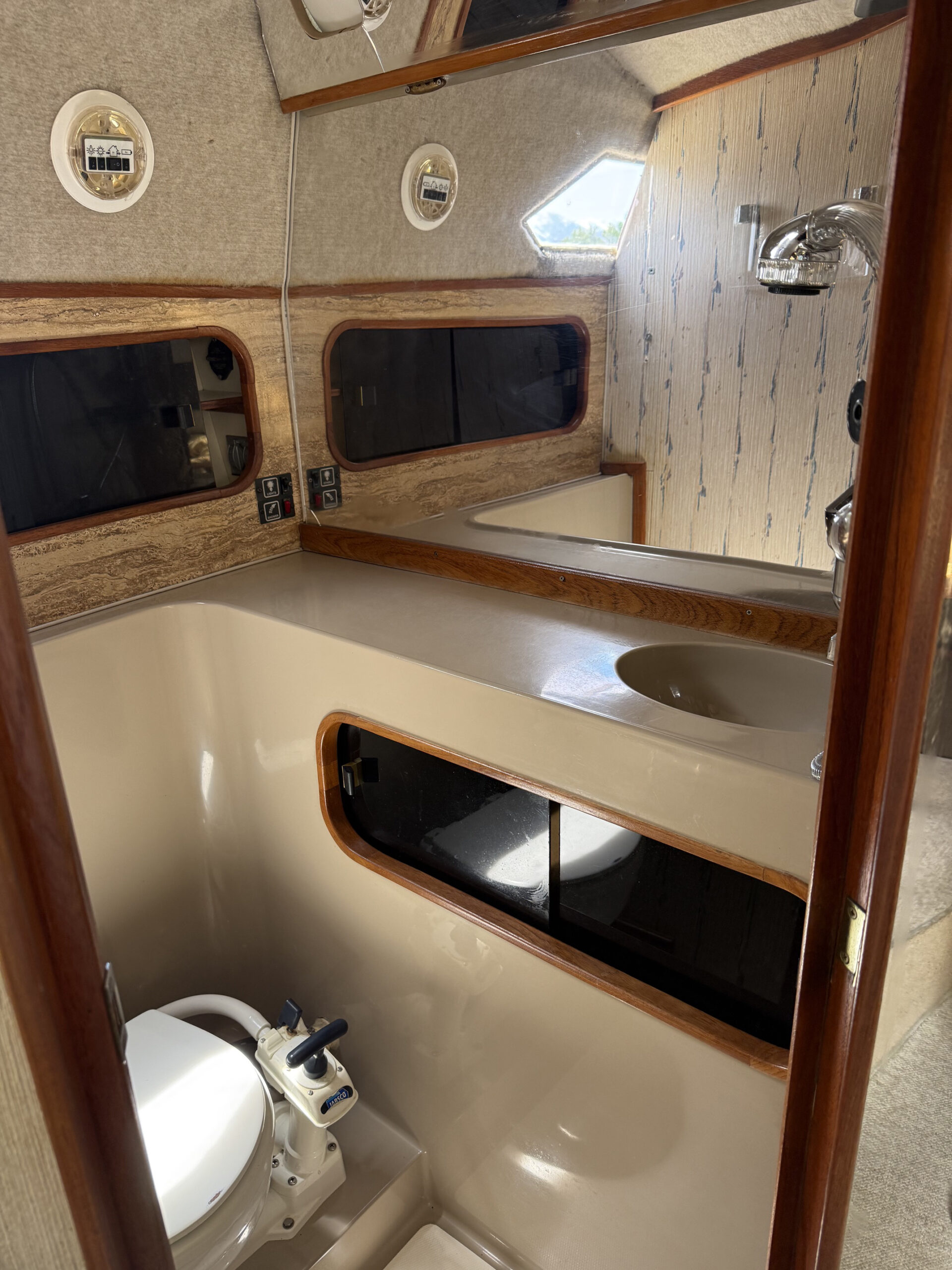 1986 32' Bayliner Conquest "3250 Sunbridge" - Image 43