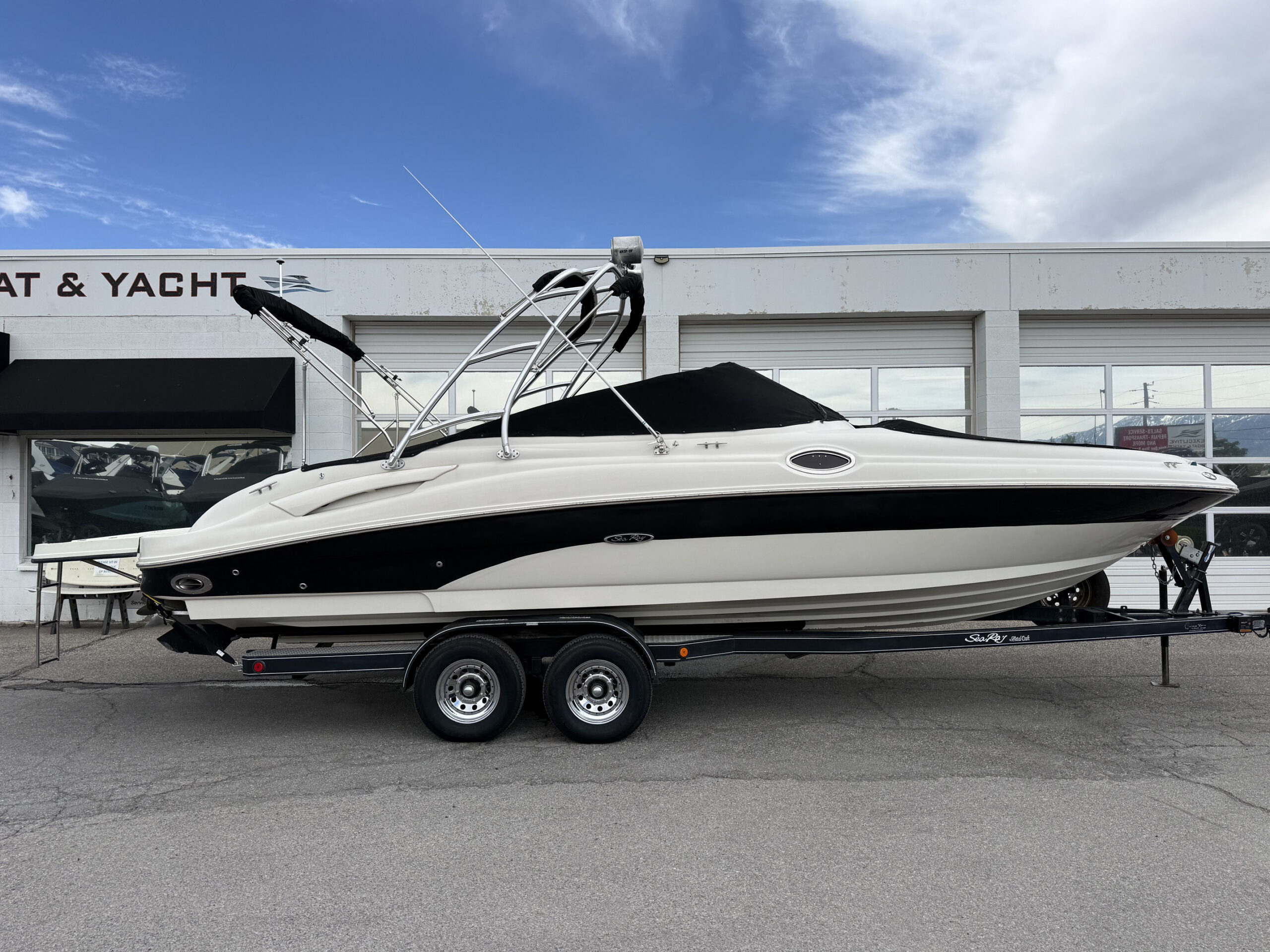 2004 27' Sea Ray "270 Sundeck" Bowrider - Image 4