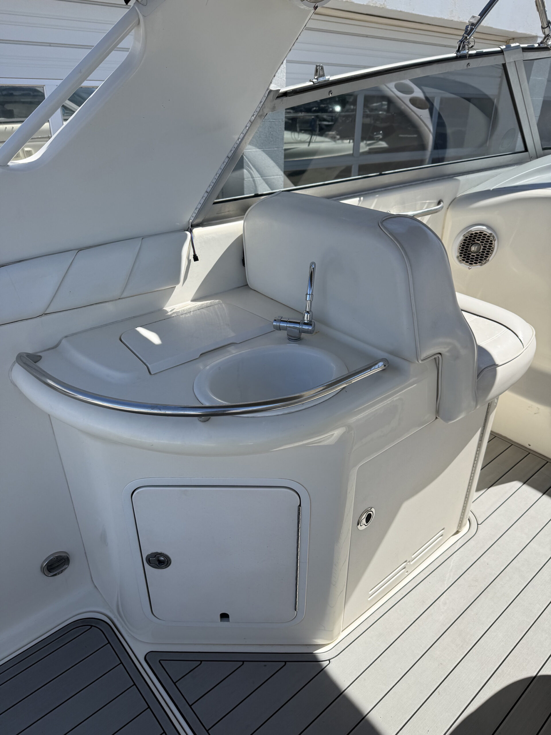 1995 33' Sea Ray "330 Sundancer" - Image 17