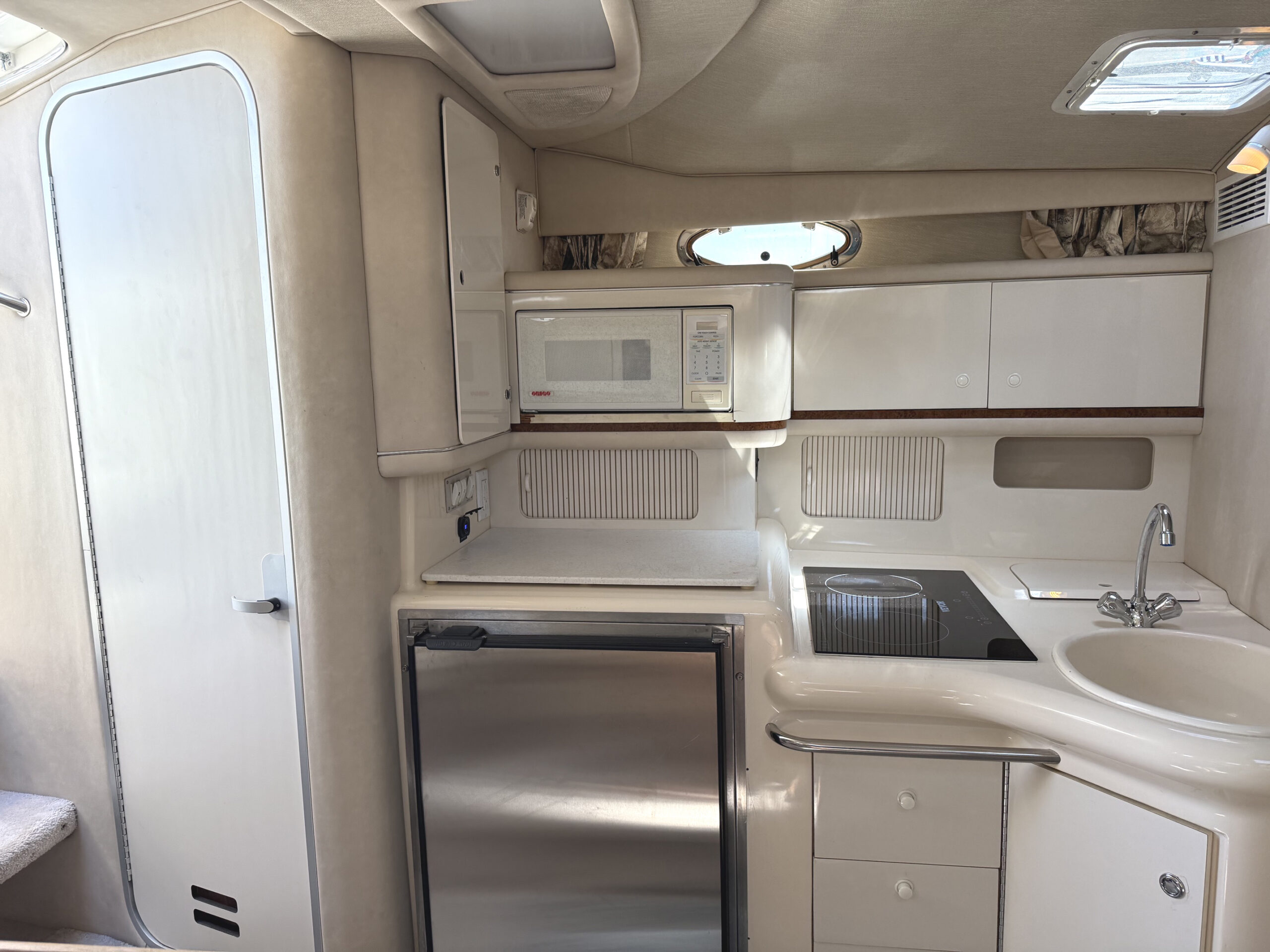 1995 33' Sea Ray "330 Sundancer" - Image 37