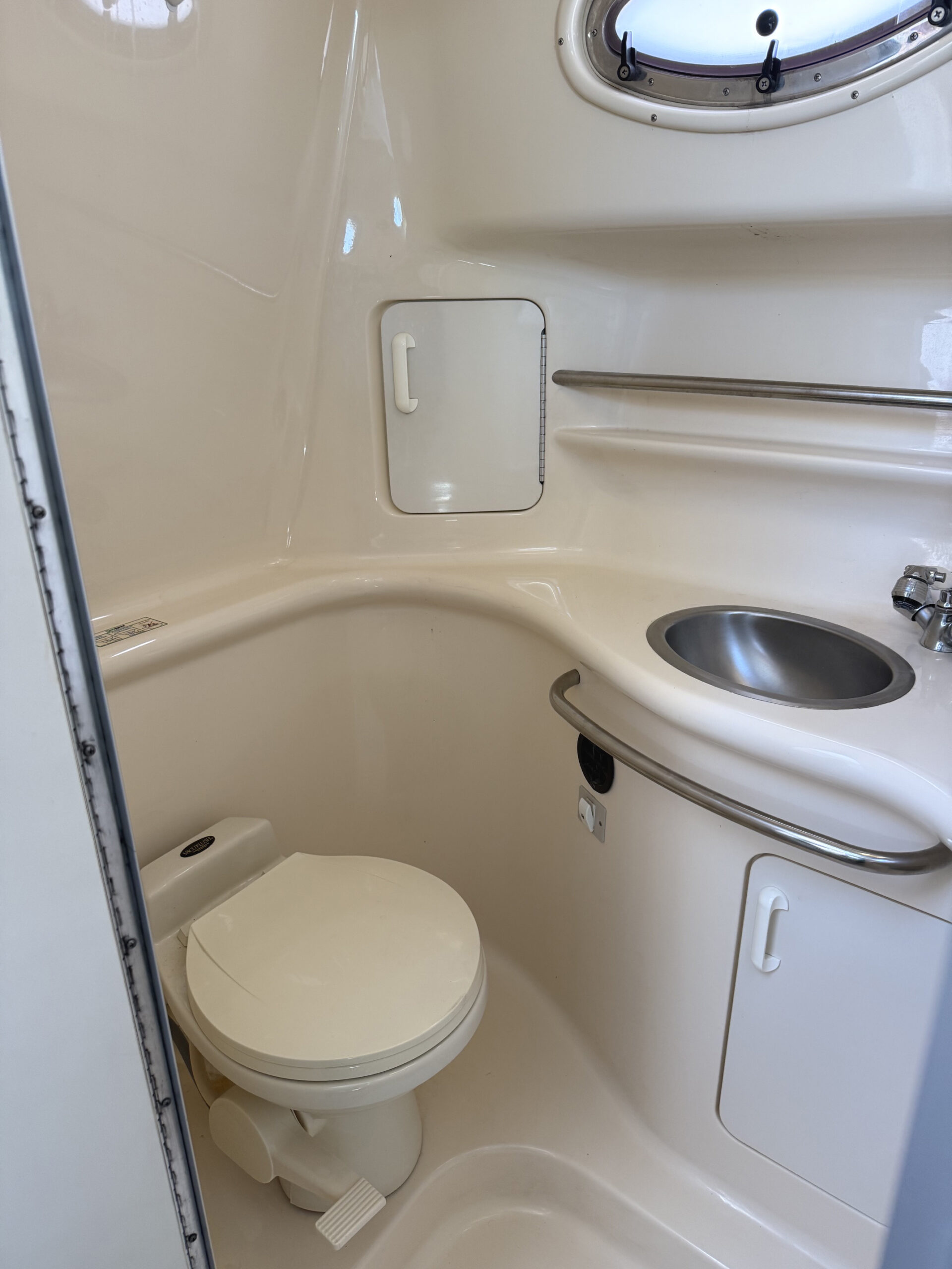 1995 33' Sea Ray "330 Sundancer" - Image 38