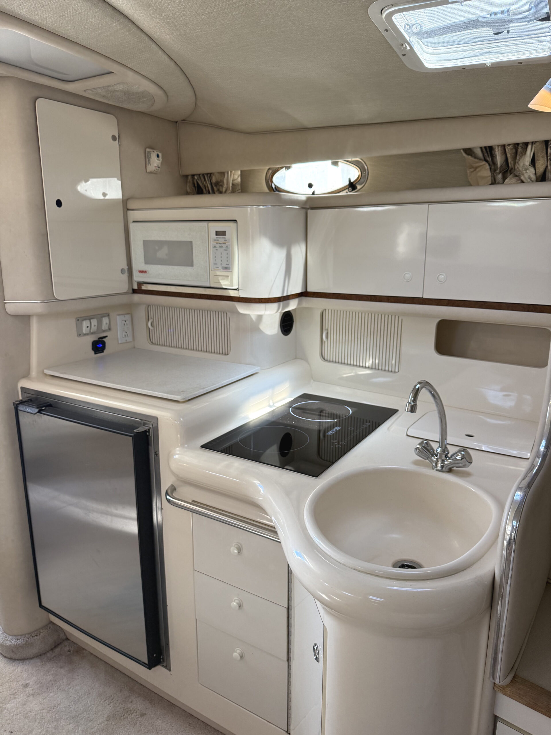 1995 33' Sea Ray "330 Sundancer" - Image 40