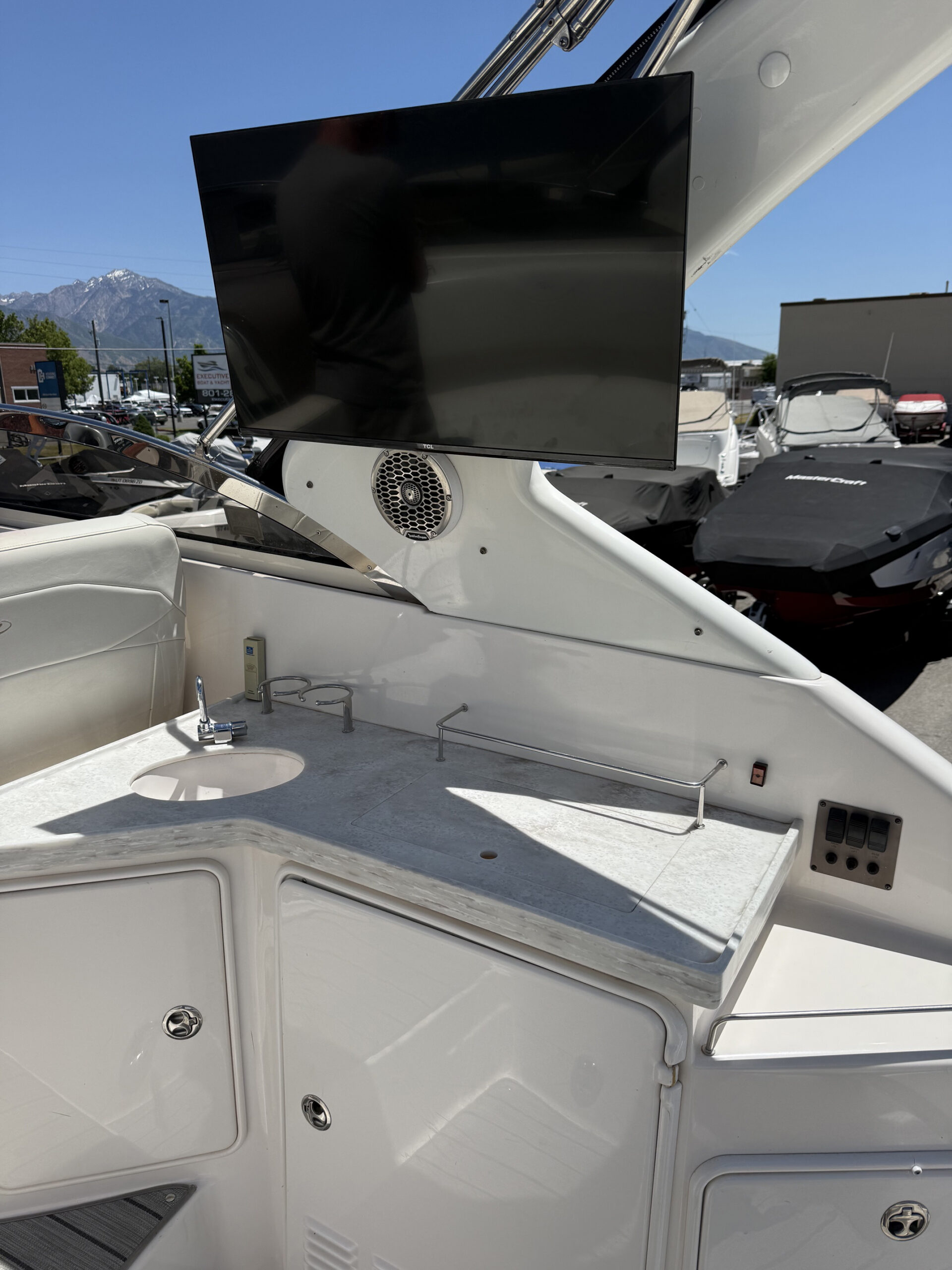 2004 35' Regal "Commodore 3560" Yacht - Image 20