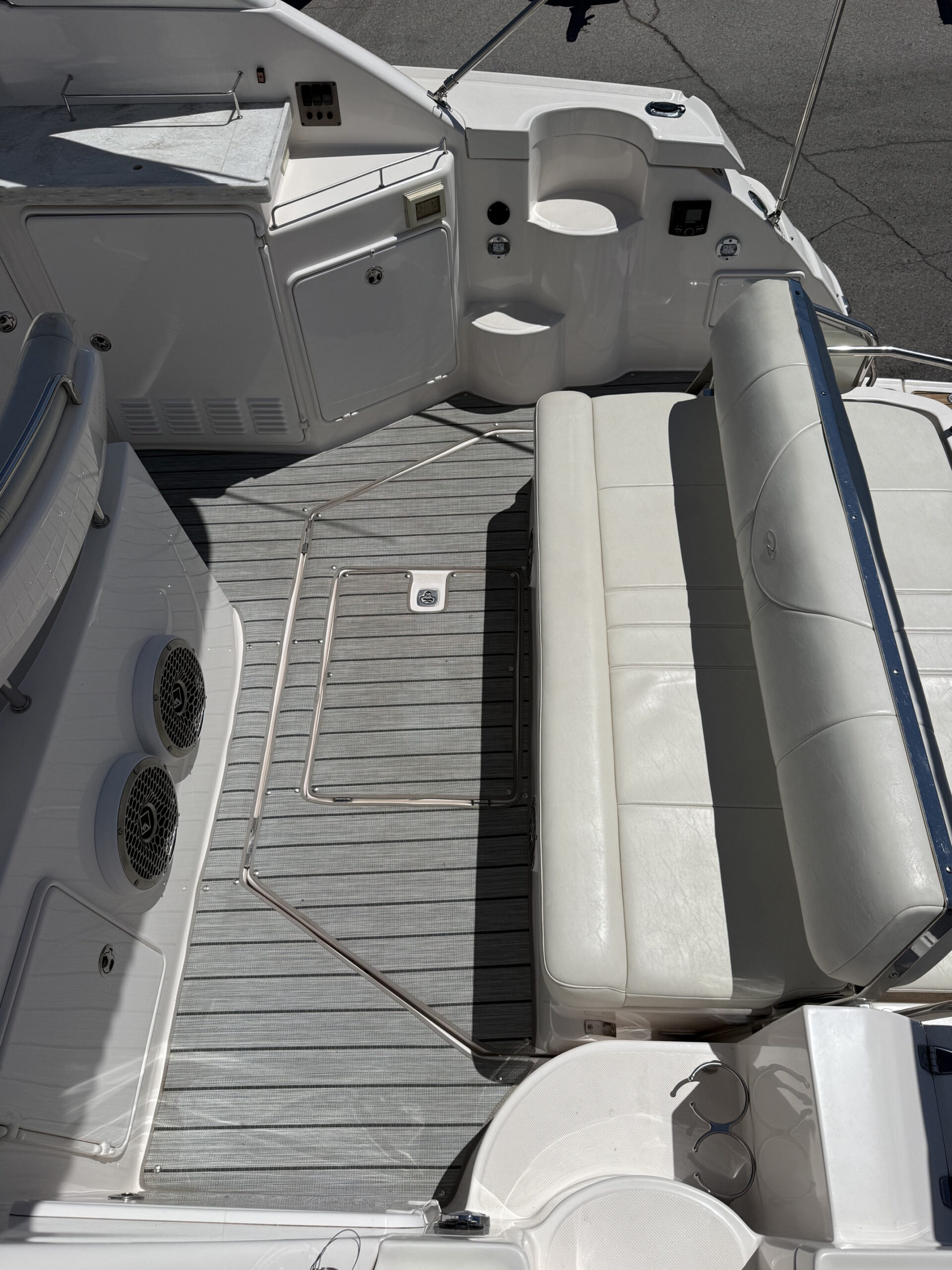 2004 35' Regal "Commodore 3560" Yacht - Image 21