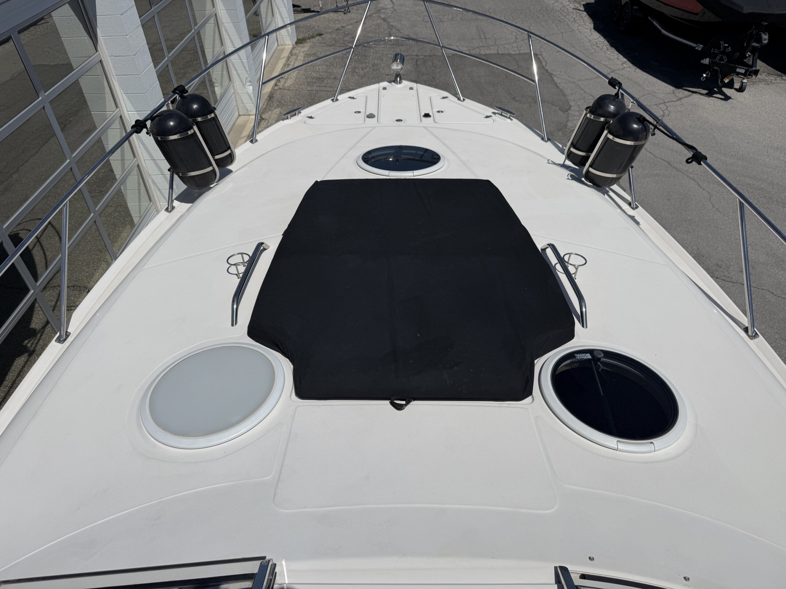 2004 35' Regal "Commodore 3560" Yacht - Image 12