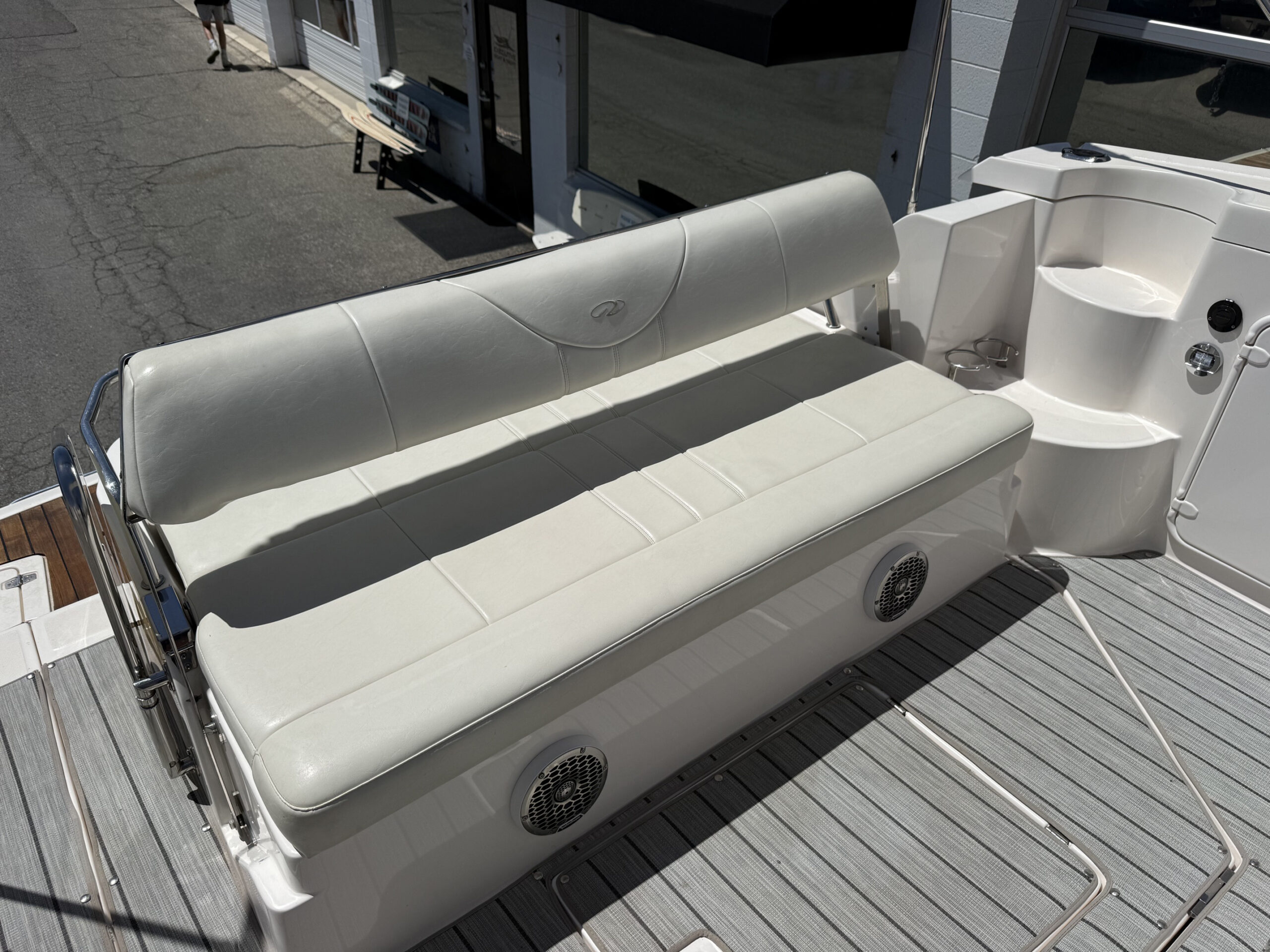 2004 35' Regal "Commodore 3560" Yacht - Image 30