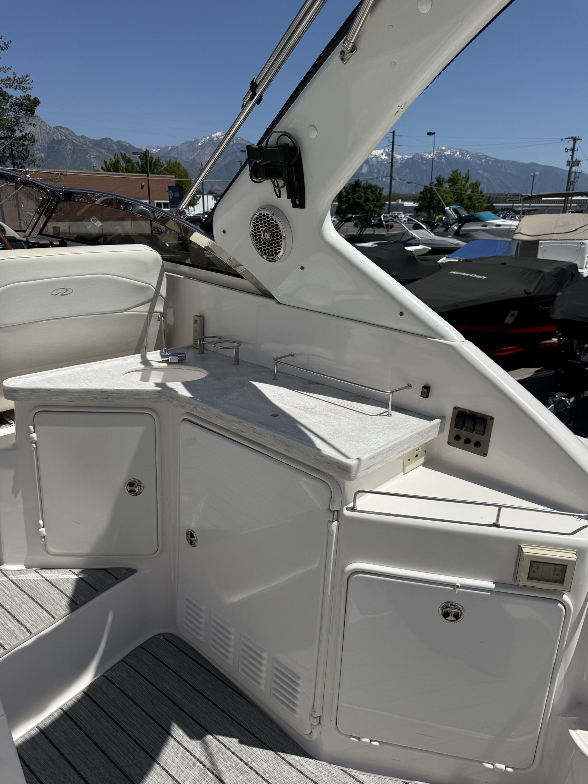 2004 35' Regal "Commodore 3560" Yacht - Image 19