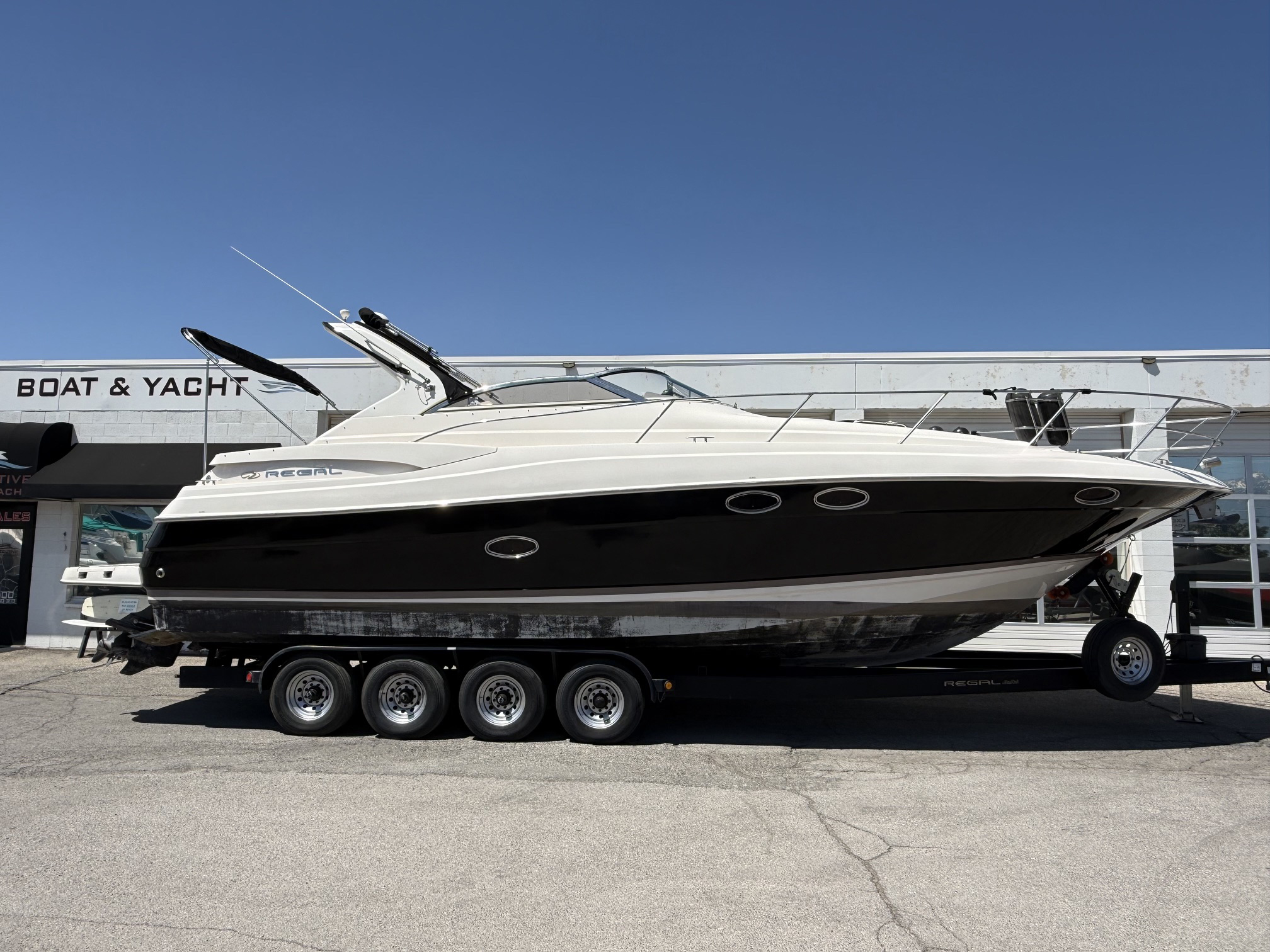 2004 35' Regal "Commodore 3560" Yacht