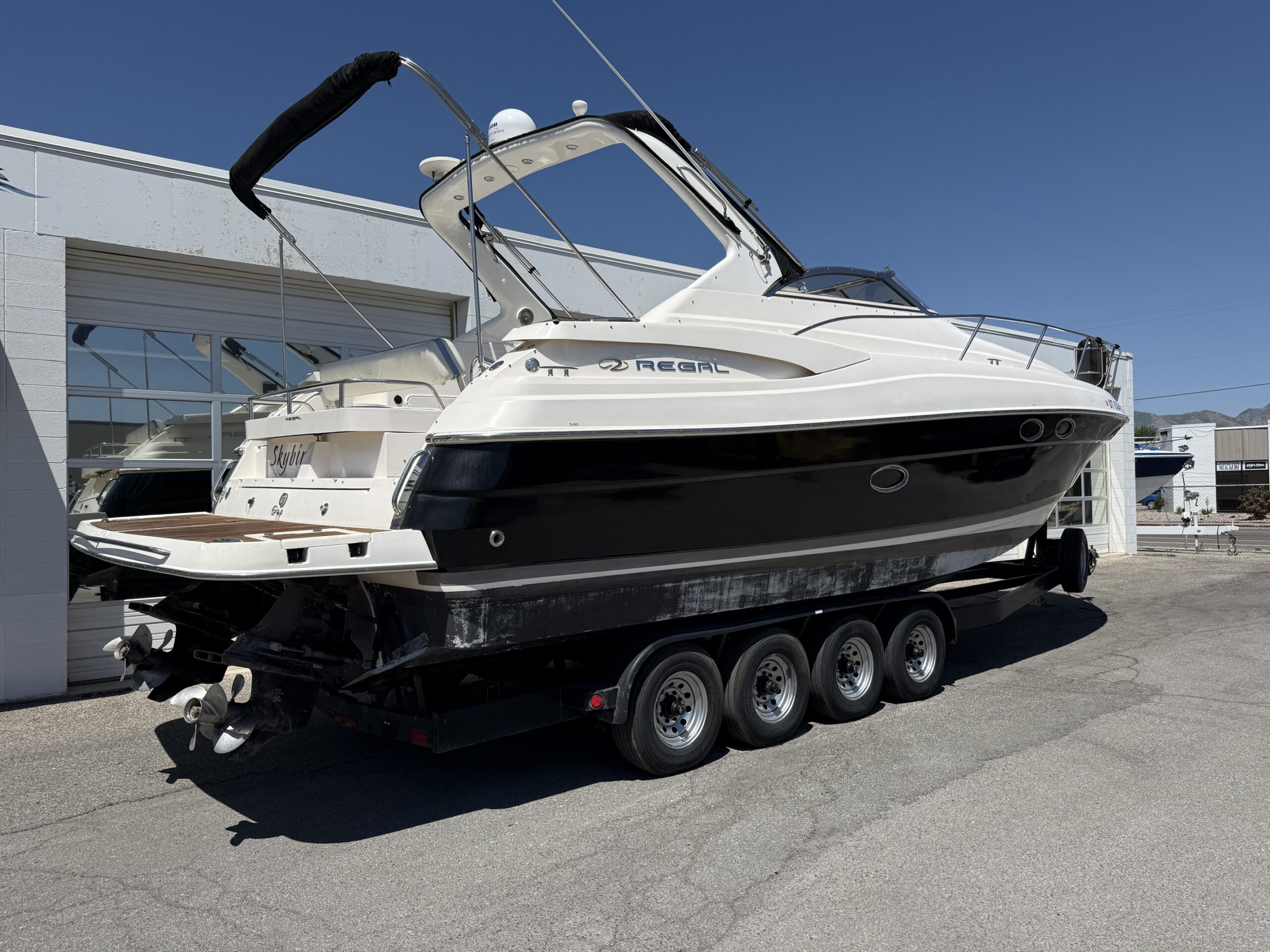 2004 35' Regal "Commodore 3560" Yacht - Image 3