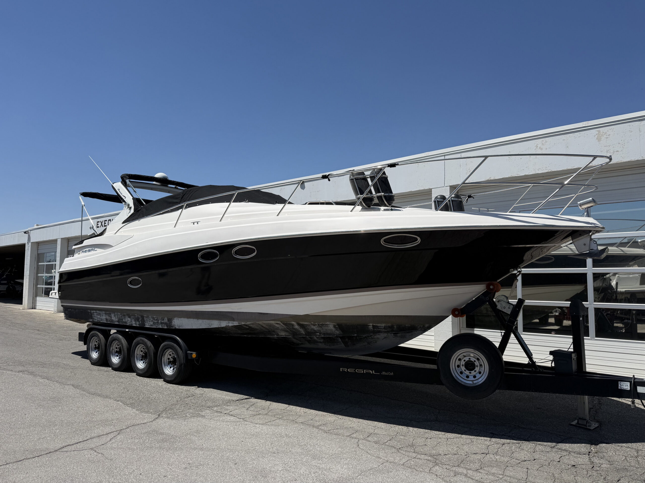 2004 35' Regal "Commodore 3560" Yacht - Image 5