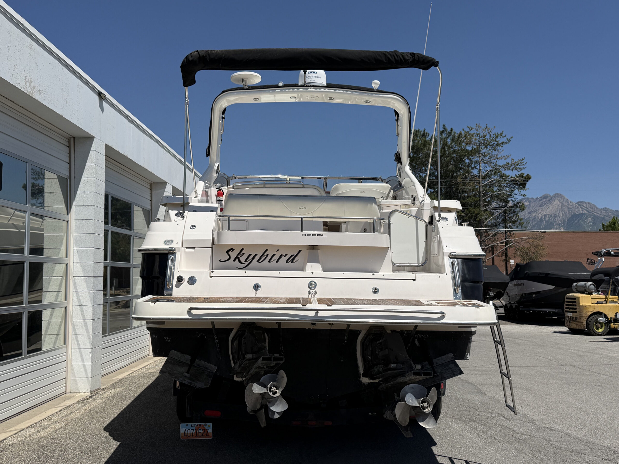 2004 35' Regal "Commodore 3560" Yacht - Image 8