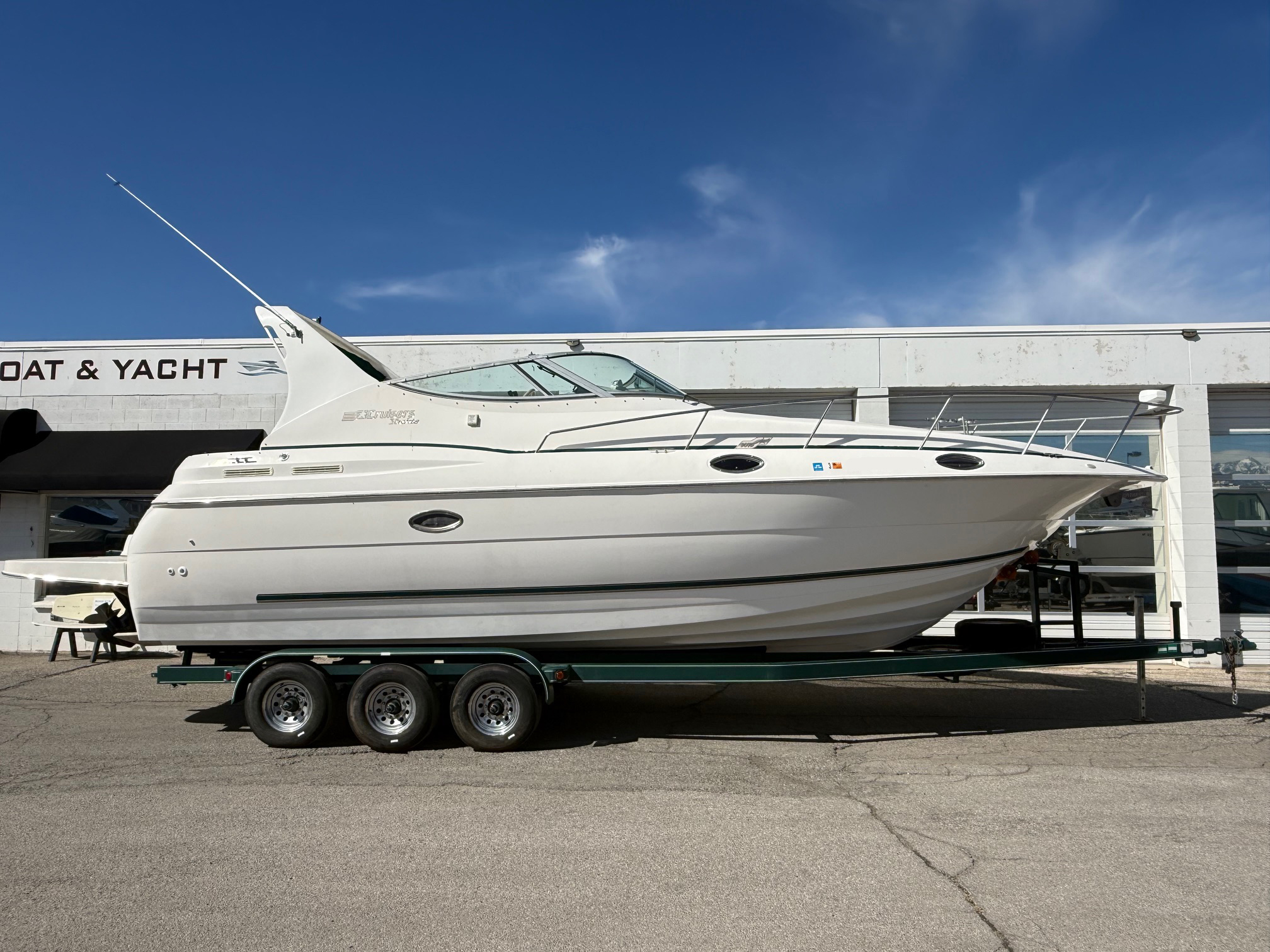 1997 30' Cruisers Yachts "3075 Rogue"