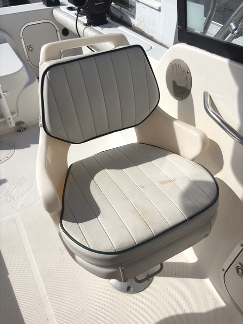 2000 20' Bayliner Trophy "2052 Walkaround" Cuddy - Image 13