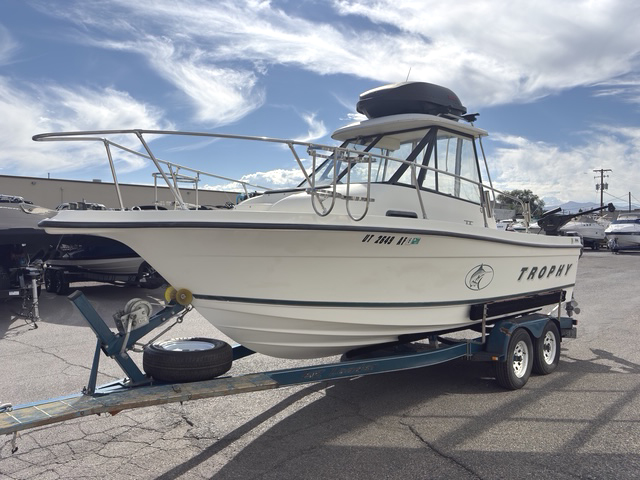 2000 20' Bayliner Trophy "2052 Walkaround" Cuddy - Image 5
