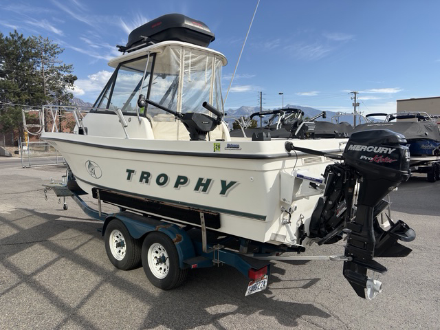 2000 20' Bayliner Trophy "2052 Walkaround" Cuddy - Image 6